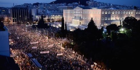Manifestanti a favore del NO a piazza Syntagma ad Atene, 29 giugno 2015.  (LOUISA GOULIAMAKI/AFP/Getty Images)